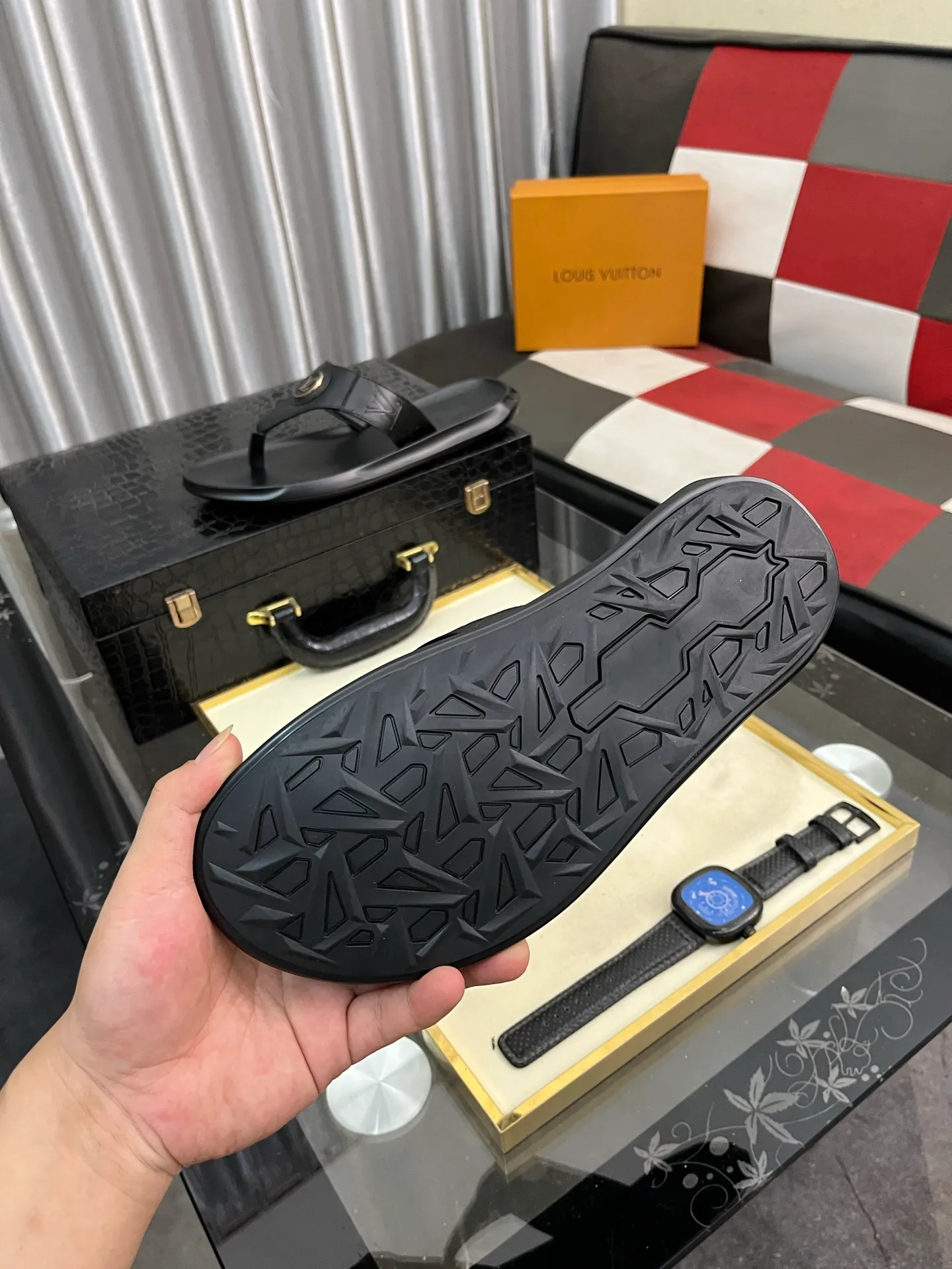 Men's shoes 💰260⌚️⌚️lv-Louis Vuitton) new men's sandals, high-end boutique, exquisite embossed logo decoration on the upper, fine workmanship, super soft soles, casual, loose and comfortable, a must-have in summer! \nsize: 38-443️⃣Colors available